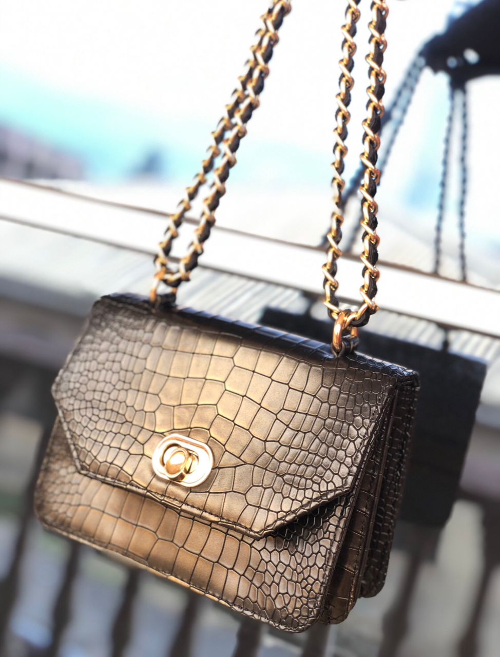Crossbody chain handbag